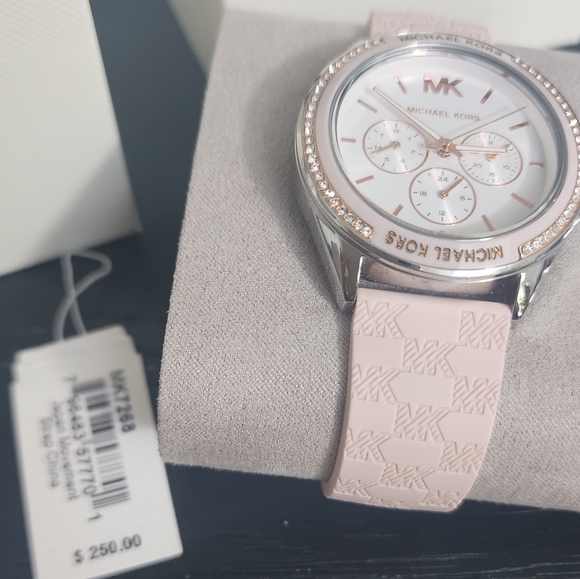 Women\'s Michael Kors watch with signature light pink band